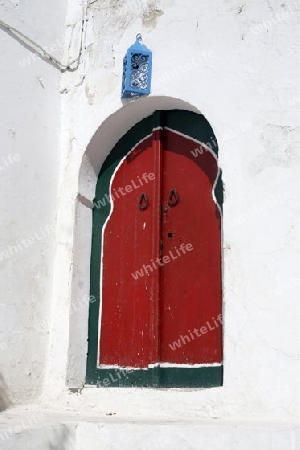 Eine Gasse in der Altstadt von Sidi Bou Said noerdlich von Tunis am Mittelmeer in Tunesien in Nordafrika..