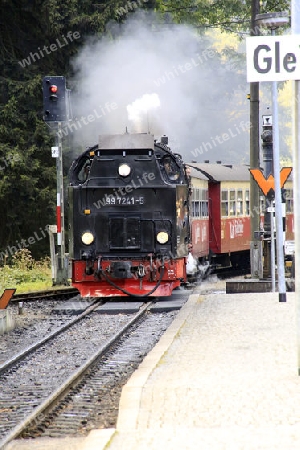 Einfahrt der Brockenbahn vom Bahnhof kommend in den Bahnhof  "Drei Annen Hohne". 25 Dampflokomotiven sind zur Zeit im Harz in Einsatz. Das ist weltweit einmalig. Die Dampflokomotiven sind erlebbare historische Technik unterschiedlicher Art. Sie z?hle