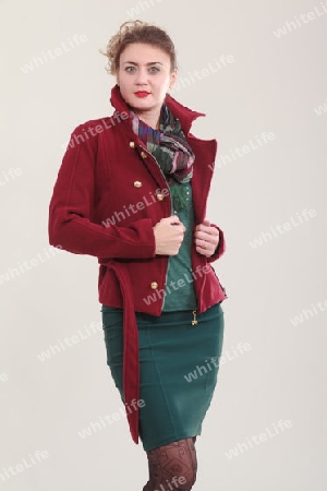 Elegante Geschaeftsfrau mit sexy Minirock und roter Jacke