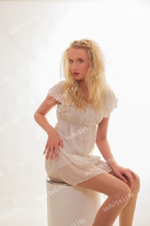 Attraktive junge Blondine in einem Sommerkleid