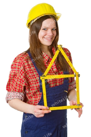 Freundliche Handwerkerin mit Zollstock freigestellt auf weissem Hintergrund