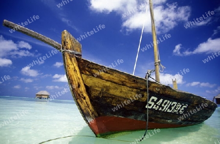 
Ein Holzboot Dhoni Taxi auf dem Weg zum Bungalow am Strand der Insel Veligandu im Artsu Atoll auf den Inseln der Malediven im Indischen Ozean.   