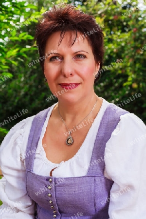 Portrait einer bayerischen Frau mittleren Alters im Dirndl