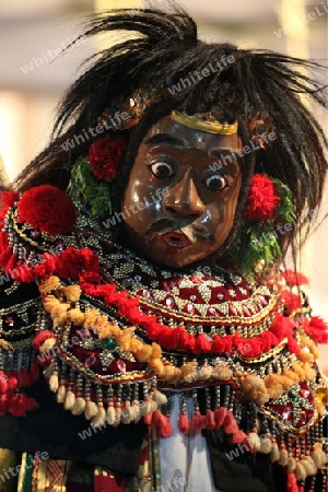Eine traditionelle Maske bei einem traditionellen Tanz auf der Insel Nusa Lembongan der Nachbarinsel von Bali, Indonesien.