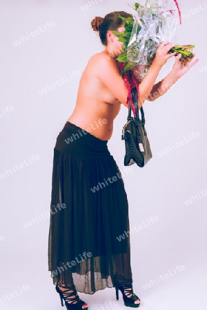 Sch?nes Portrait einer Frau mit nackten Oberk?rper und Blumen