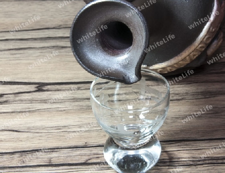 Einschenken von Calvados in ein Glas