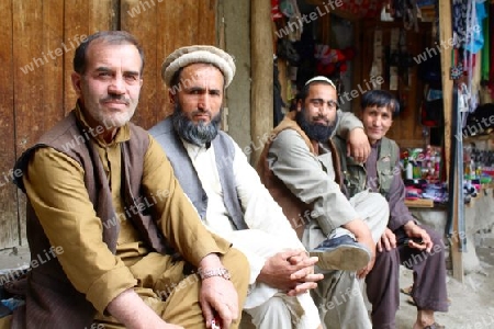 Afghanen in einer Reihe
