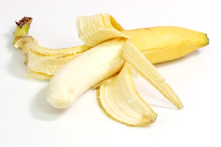 Frische Banane auf hellem Hintergrund