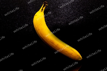 Banane vor schwarzem Hintergrund