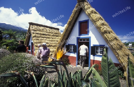 Ein traditionelles Santana Haus im Dorf Santana auf der Insel Madeira im Atlantischen Ozean