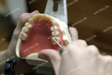Zahnlabor: Anpassen mit Schleifgeraet