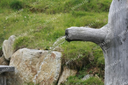 Brunnen mit fliessendem Wasser