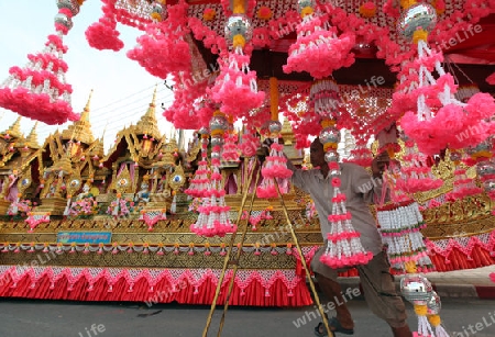 Der Raketenwage wird geschmueckt an der Festparade beim Bun Bang Fai oder Rocket Festival in Yasothon im Isan im Nordosten von Thailand. 