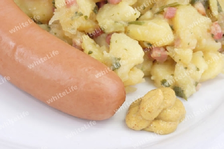 Bockwurst mit Kartoffelsalat auf hellem Hintergrund