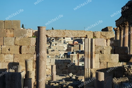 Gerasa Ruinen und Blick auf die Neustadt Jerash. Jordanien