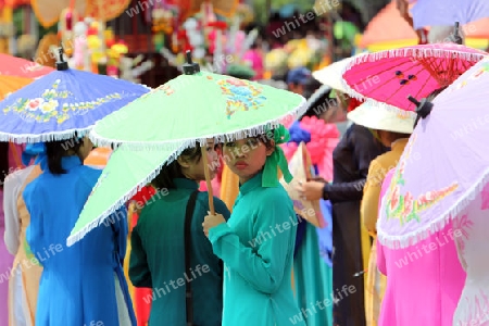 Menschen mit Papierschirmen an der Festparade beim Bun Bang Fai oder Rocket Festival in Yasothon im Isan im Nordosten von Thailand. 