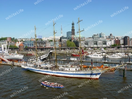 Segelschiff auf der Elbe in Hamburg