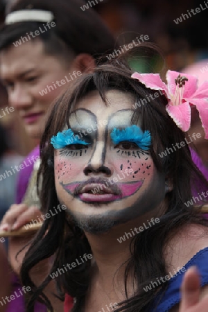 Eine Gruppe von Ladyboys zeigt sich an der Festparade beim Bun Bang Fai oder Rocket Festival in Yasothon im Isan im Nordosten von Thailand. 