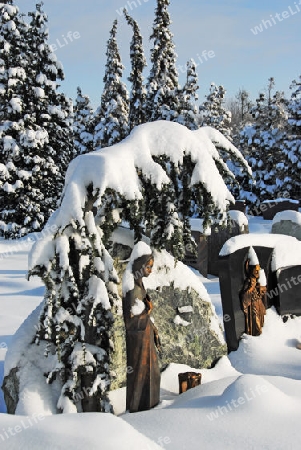 Heiligenfiguren im Schnee