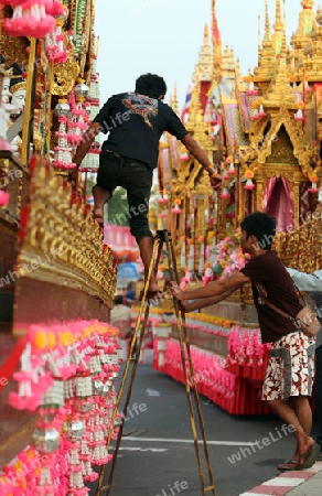 Der Raketenwage wird geschmueckt an der Festparade beim Bun Bang Fai oder Rocket Festival in Yasothon im Isan im Nordosten von Thailand. 