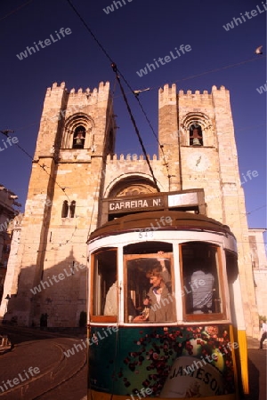 Ein Tram in der  Altstadt von Alfama in der Innenstadt der Hauptstadt Lissabon in Portugal.     