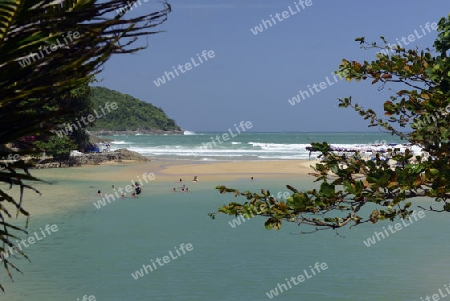 Ein Strand in Hat Nai Harn im sueden der Insel Phuket im sueden von Thailand in Suedostasien.