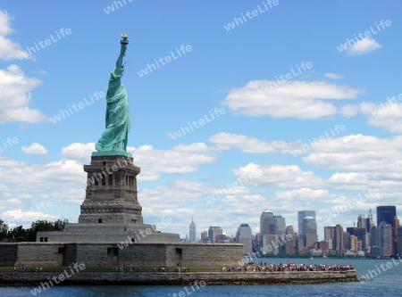 Miss Liberty mit Blick auf Manhattan