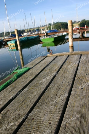 Boote (Ruderboot unscharf, Vordergrund leicht scharf)