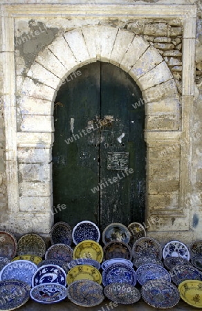 Keramikl auf dem Souq oder Markt in der Altstadt oder Medina von Sousse am Mittelmeer  in Tunesien in Nordafrika.   