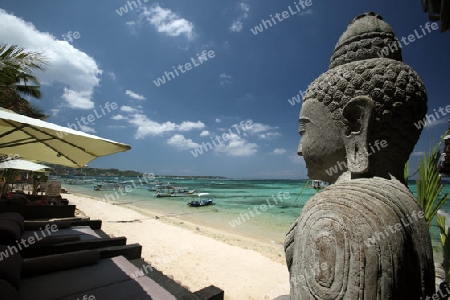 Ein Strand in Jungutbatu Beach im westen der kleinen Insel Nusa Lembongan im osten der Insel Bali in Indonesien in Suedostasien.