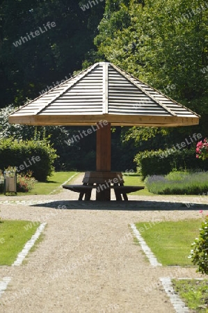 Holzpavillon im Park