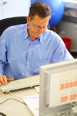 Mitarbeiter arbeitet am Computer