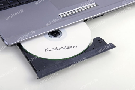 CD mit Kundendaten in einem Computerlaufwerk,  Symbolbild fuer illegalen Handel mit Kundendaten, Verletzung Datenschutz, Datenmissbrauch