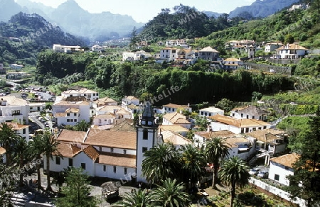 Das Dorf Sao Vicente an der Nordkueste auf der Blumeninsel Madeira, Portugal.  