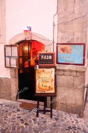 Europa, Portugal, Lissabon, Alfama, Gasse, Fado
Ein Eingang einer Fado Restaurant in einer  Gasse im Altstadtteil von Alfama in der Hauptstadt Lissabon in Portugal. 