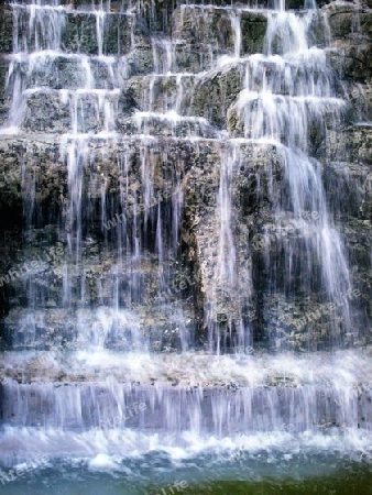 K?nstlicher Wasserfall