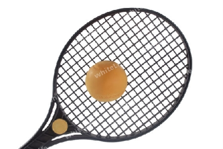 Tennisschlaeger mit gelbem Schaumstoffball auf weissem Hintergrund