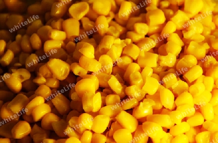 A cup full of golden corn grains - Eine Schale voll mit gold gelben Maisk?rnern
