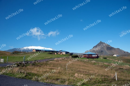 Der Nordwesten Islands, Blick auf den Vulkan und Gletscher Sn?fellsj?kull und seinen Nachbarberg Stapafell (Adlerfelsen) am westlichen Ende der Halbinsel Sn?fellsnes