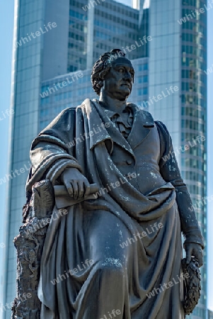 Das Goethedenkmal auf dem Goetheplatz in Frankfurt am Main ist ein Werk des Bildhau-ers Ludwig Schwanthaler. Es wurde am 22. Oktober 1844 feierlich eingeweiht. Der 1749 in Frankfurt geborene Johann Wolfgang von Goethe gilt als bedeutendster Sohn der 