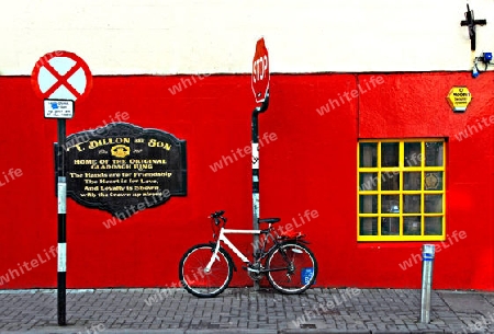 Fahrrad an roter Hauswand