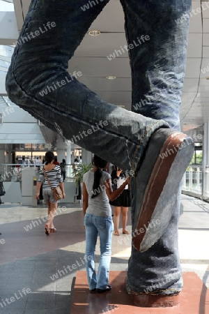 Eine Jeanswerbung rund um den Siam Square Stadtteil im Zentrum der Hauptstadt Bangkok in Thailand. 