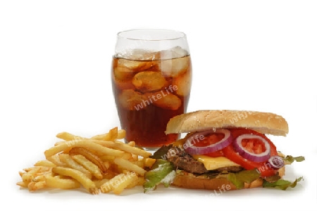 Hamburger mit Pommes und einem Erfrischungsgetraenk auf hellem Hintergrund