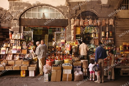 Der Souq oder Markt in der Altstadt und Hauptstadt von Syrien und Grossstadt von Damaskus in der uebersicht, Syrien 