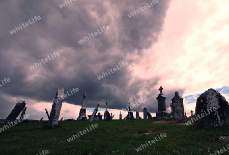 Gewitterwolken ?ber Friedhof in Irland