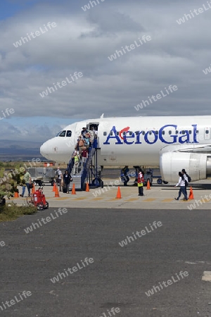 Touristen steigen aus einem Flugzeug der Gesellschaft AeroGal auf der Flughafeninsel Baltra,  Galapagos, Unesco Welterbe, Ekuador, Suedamerika, Pazifischer Ozean