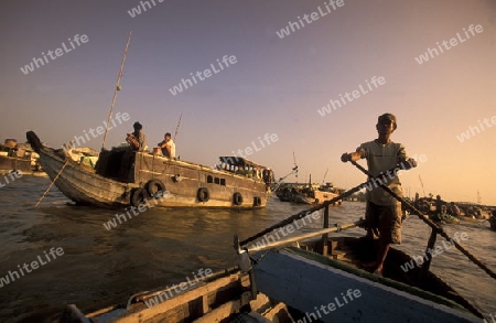 Asien, Vietnam, Mekong Delta, Cantho
Ein Vietnamesischer Taxi Boot Ruderer ist auf dem Cantho River unterwegs in der Stadt Cantho im Mekong Delta in Sued Vietnam.    


