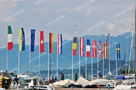 Nationalflaggen am Hafen