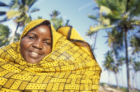 Eine Frau an der Ostkueste der Insel Zanzibar oestlich von Tansania im Indischen Ozean.