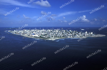 
Eine Luftaufname der Hauptstadtinsel Male im Northmale  Atoll auf den Inseln der Malediven im Indischen Ozean.   
